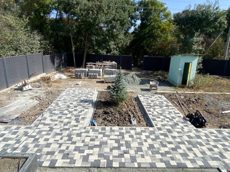 Садовая дорожка из тротуарной плитки «Волна» на загородном участке